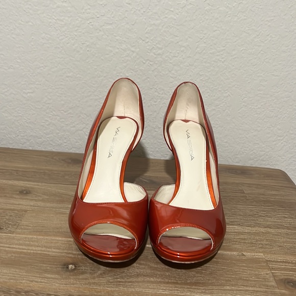 VA SPIGA pumps, gently used, 2 in hills, orange patent leather, design in Italy - Picture 4 of 8